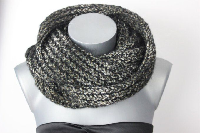 Snood - écharpe en laine de couleur noir, gris et doré