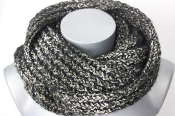 Snood - écharpe en laine de couleur noir, gris et doré