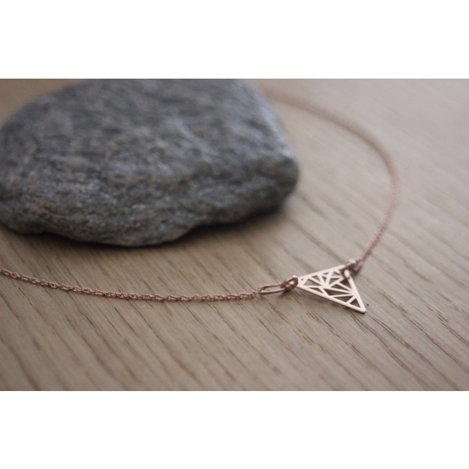 Collier or rose pendentif triangle graphique