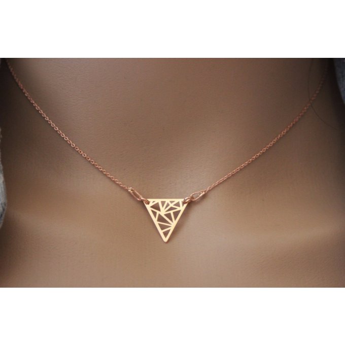 Collier or rose pendentif triangle graphique