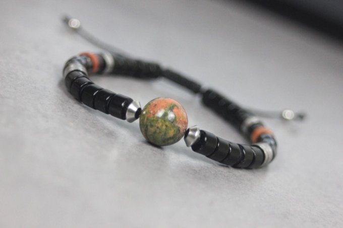 Bracelet perles heishi en onyx , jaspe rouge, hématite et perle ronde unakite