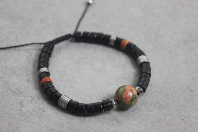 Bracelet perles heishi en onyx , jaspe rouge, hématite et perle ronde unakite