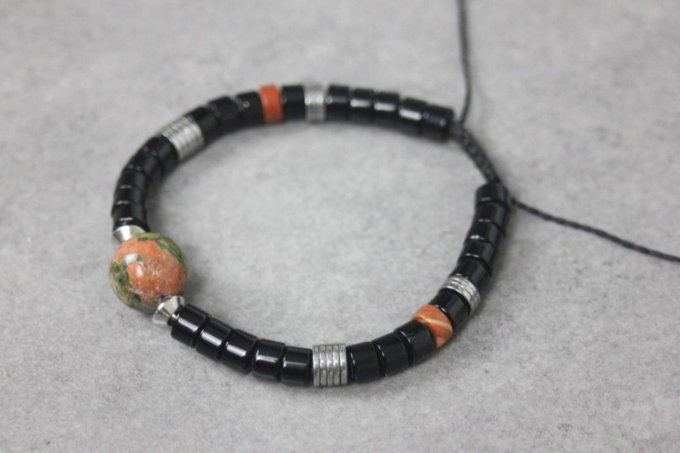 Bracelet perles heishi en onyx , jaspe rouge, hématite et perle ronde unakite