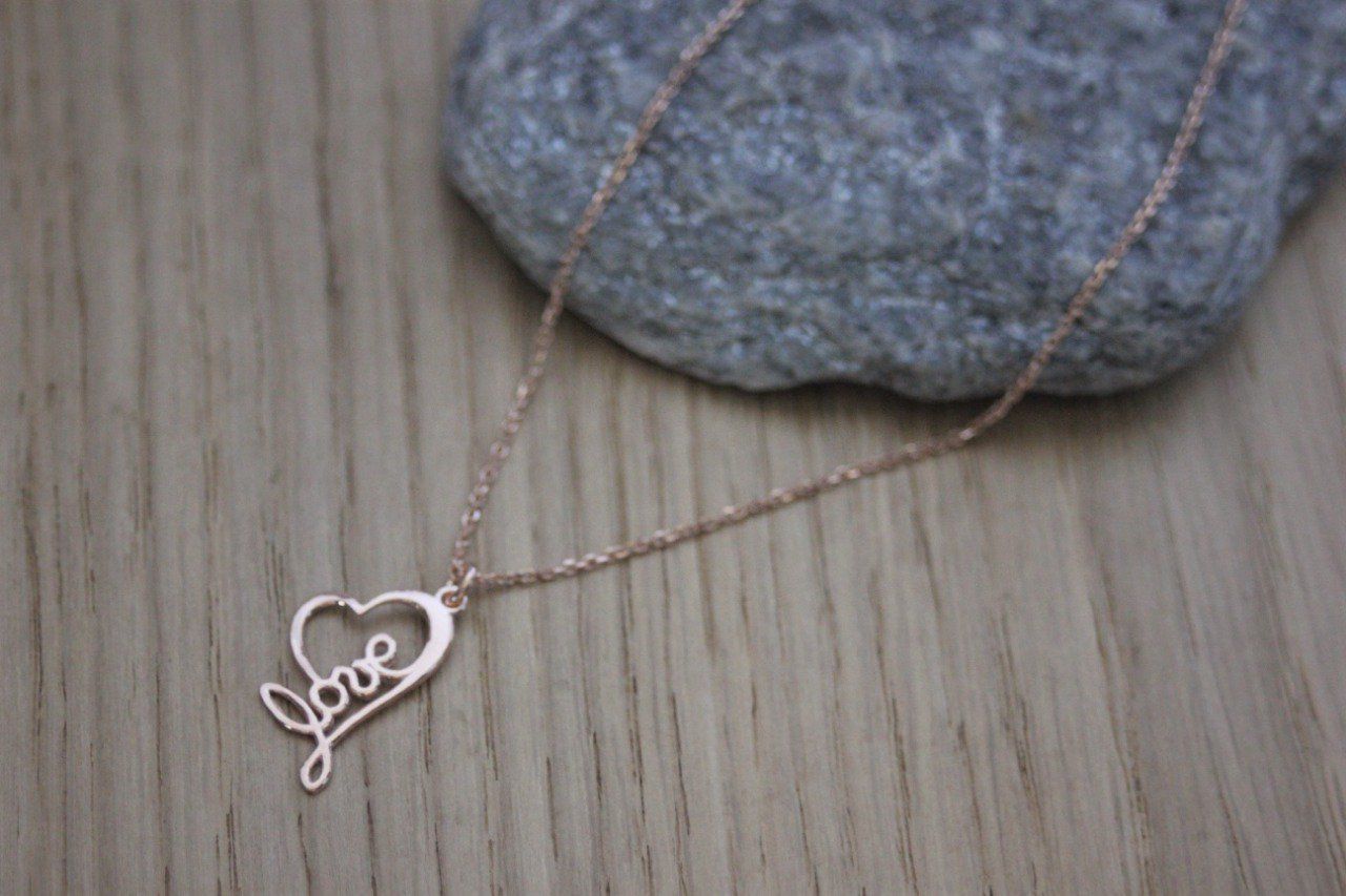 Collier or rose pendentif coeur avec inscription Love