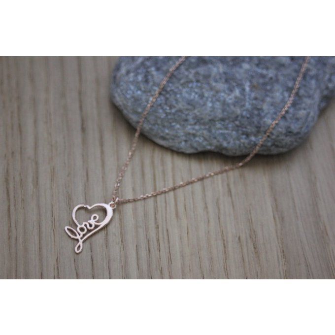 Collier or rose pendentif coeur avec inscription Love