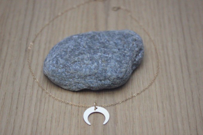 Collier en or Gold Filled corne demi-lune à graver