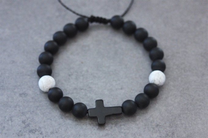 Bracelet perles onyx mat et howlite blanche avec croix en onyx