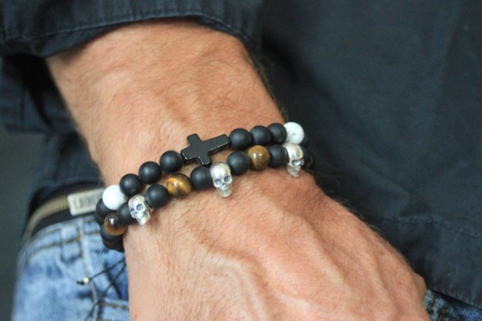 Bracelet perles onyx mat et howlite blanche avec croix en onyx