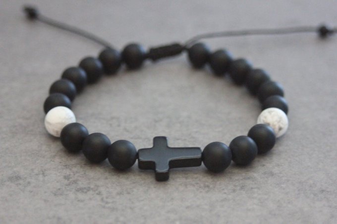 Bracelet perles onyx mat et howlite blanche avec croix en onyx