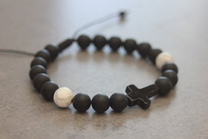 Bracelet perles onyx mat et howlite blanche avec croix en onyx