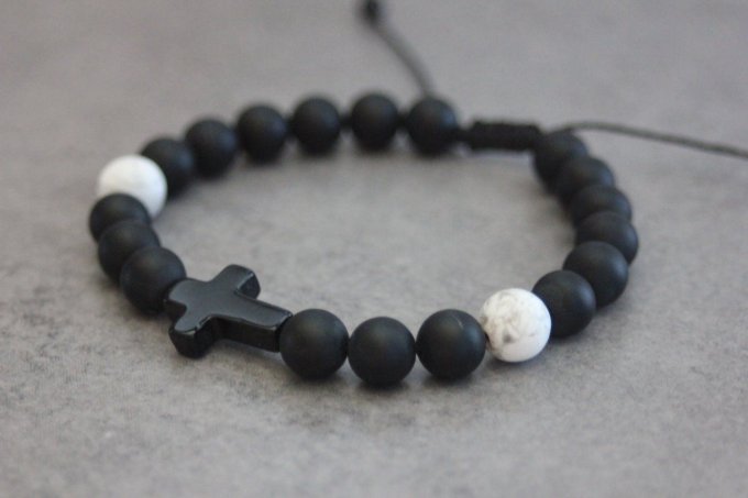 Bracelet perles onyx mat et howlite blanche avec croix en onyx