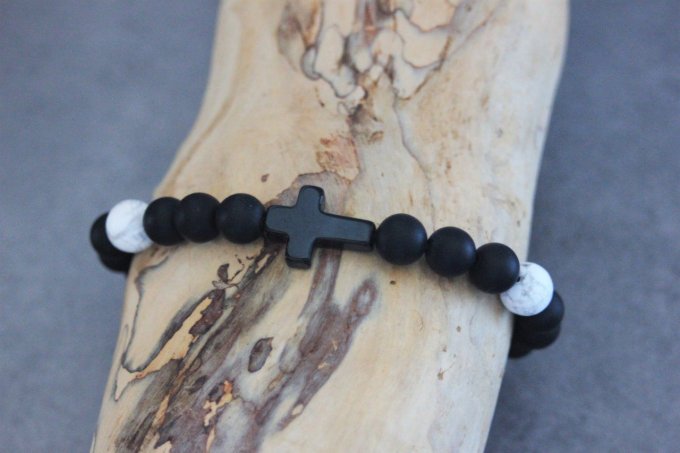 Bracelet perles onyx mat et howlite blanche avec croix en onyx