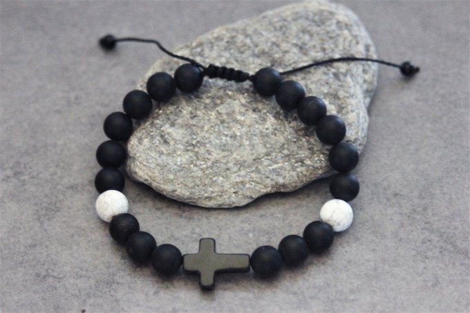 Bracelet perles onyx mat et howlite blanche avec croix en onyx
