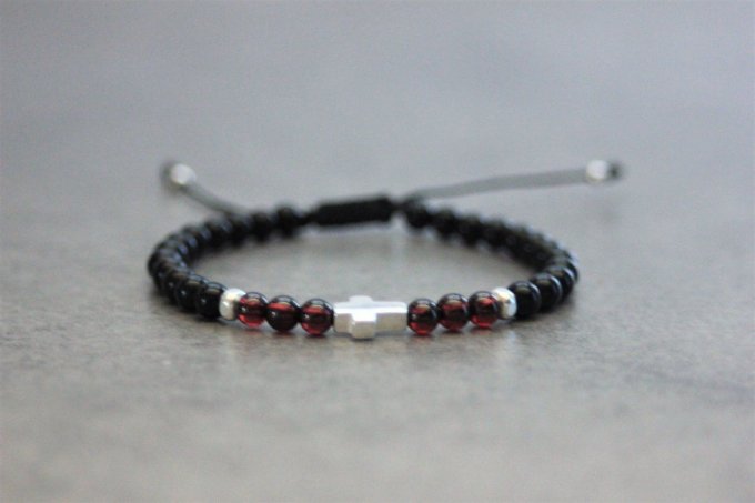 Bracelet perles onyx, perles grenat et croix argent massif 925