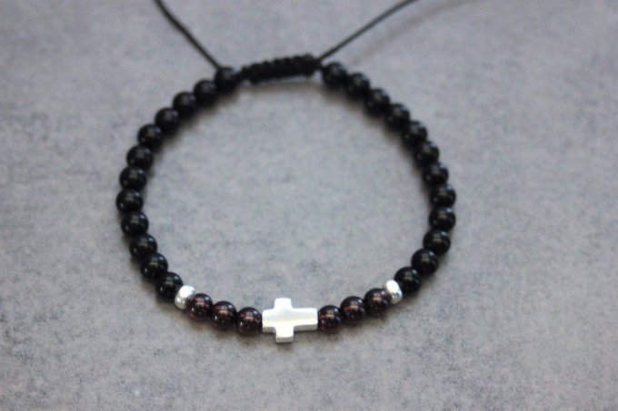 Bracelet perles onyx, perles grenat et croix argent massif 925