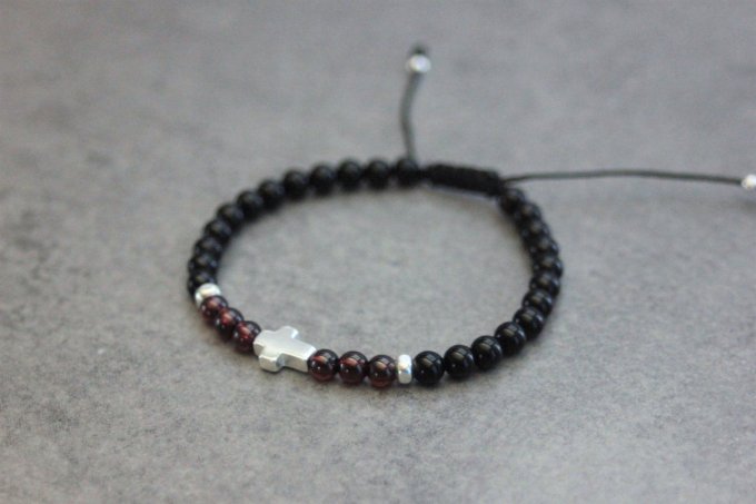 Bracelet perles onyx, perles grenat et croix argent massif 925