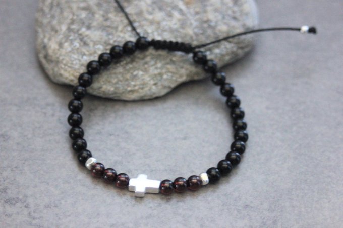 Bracelet perles onyx, perles grenat et croix argent massif 925