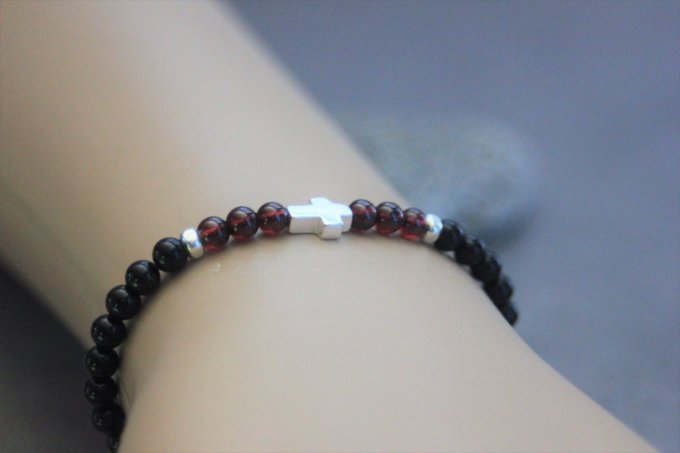 Bracelet perles onyx, perles grenat et croix argent massif 925
