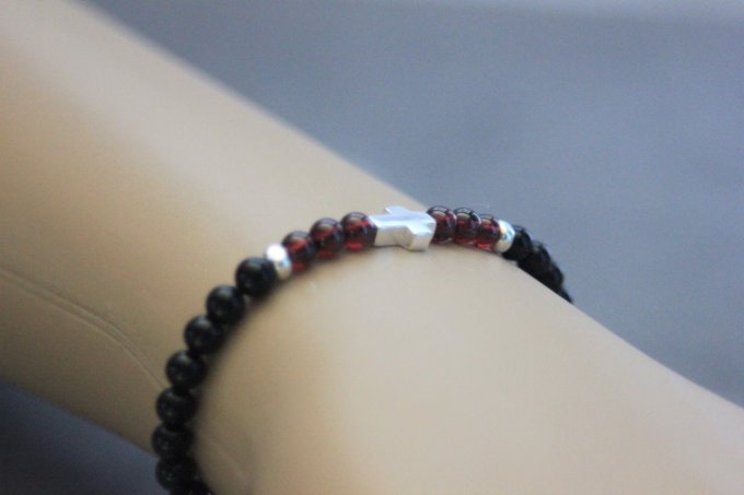 Bracelet perles onyx, perles grenat et croix argent massif 925