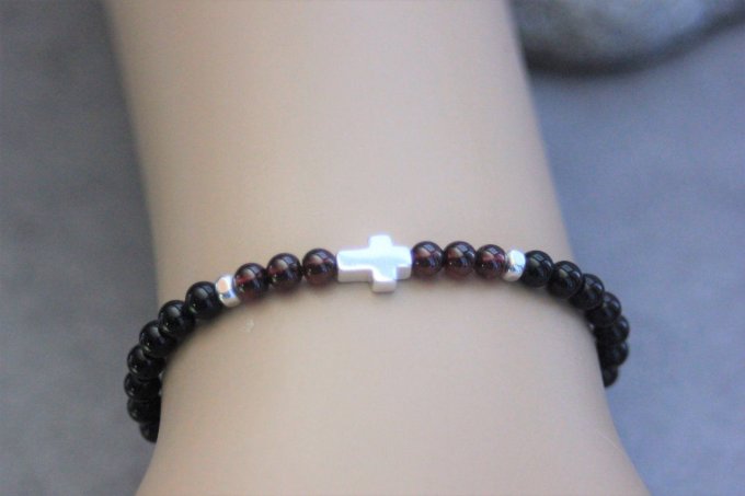 Bracelet perles onyx, perles grenat et croix argent massif 925