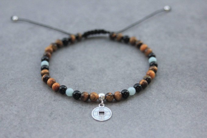 Bracelet perles oeil de tigre, onyx et amazonite avec breloque pièce asiatique argent massif