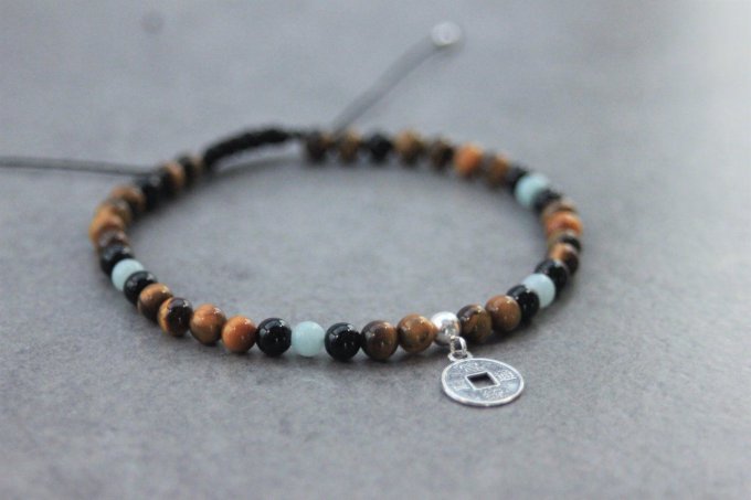 Bracelet perles oeil de tigre, onyx et amazonite avec breloque pièce asiatique argent massif