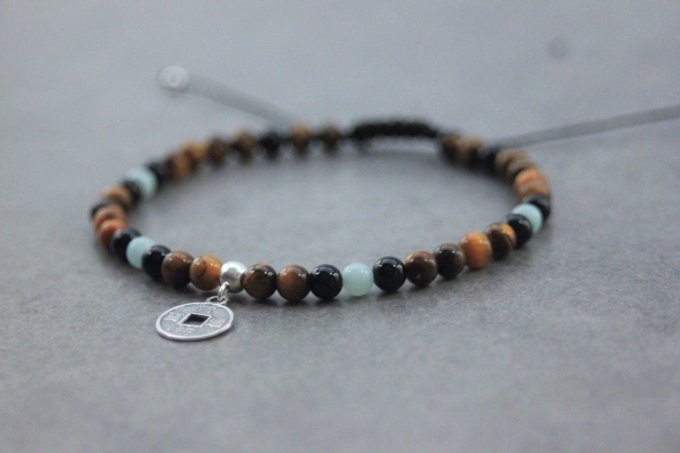 Bracelet perles oeil de tigre, onyx et amazonite avec breloque pièce asiatique argent massif