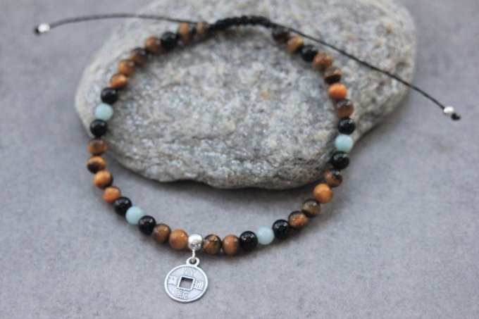 Bracelet perles oeil de tigre, onyx et amazonite avec breloque pièce asiatique argent massif