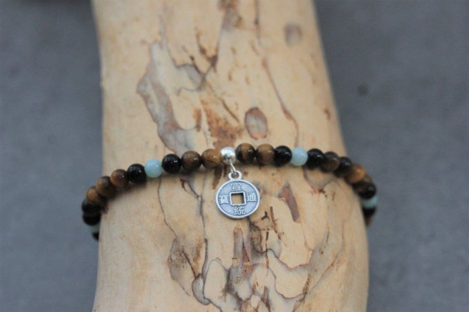 Bracelet perles oeil de tigre, onyx et amazonite avec breloque pièce asiatique argent massif