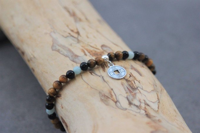Bracelet perles oeil de tigre, onyx et amazonite avec breloque pièce asiatique argent massif