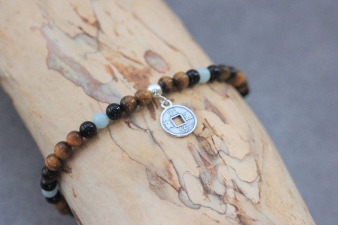 Bracelet perles oeil de tigre, onyx et amazonite avec breloque pièce asiatique argent massif