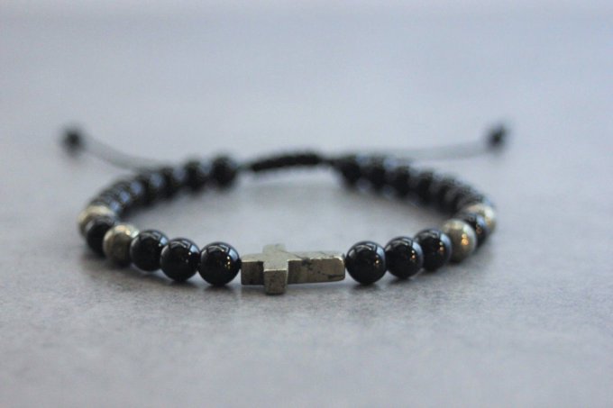 Bracelet perles onyx et pyrite avec croix en pyrite