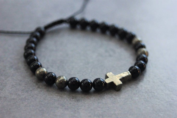 Bracelet perles onyx et pyrite avec croix en pyrite