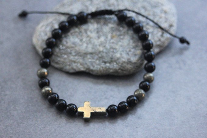 Bracelet perles onyx et pyrite avec croix en pyrite