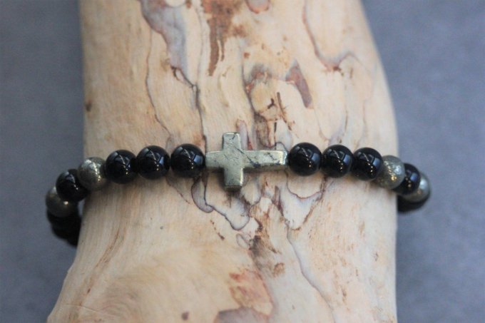 Bracelet perles onyx et pyrite avec croix en pyrite