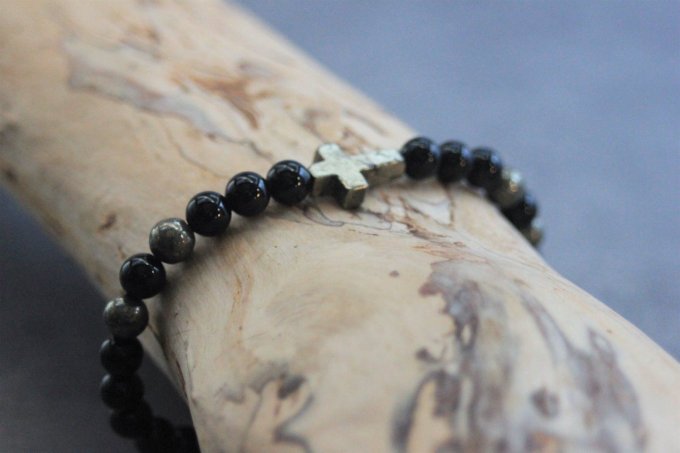 Bracelet perles onyx et pyrite avec croix en pyrite