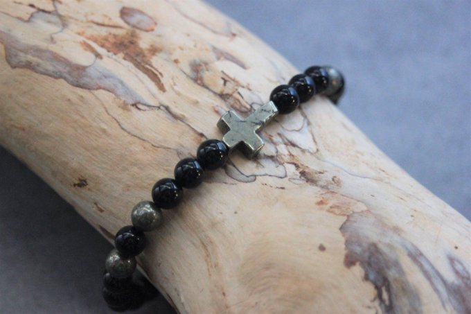 Bracelet perles onyx et pyrite avec croix en pyrite