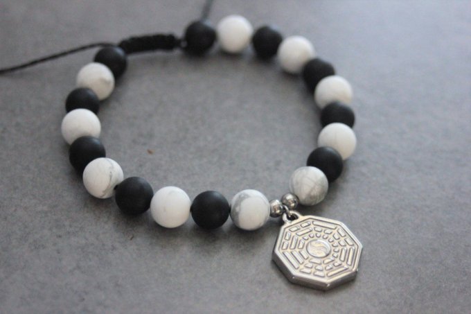 Bracelet perles onyx mat, howlite blanche et breloque yin & yang en acier inoxydable