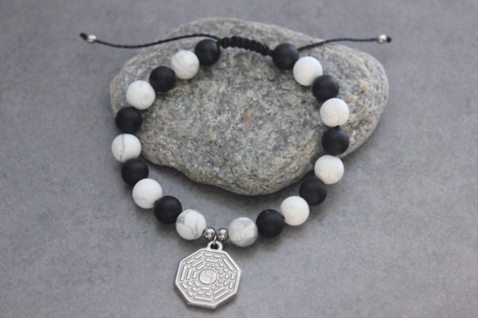 Bracelet perles onyx mat, howlite blanche et breloque yin & yang en acier inoxydable