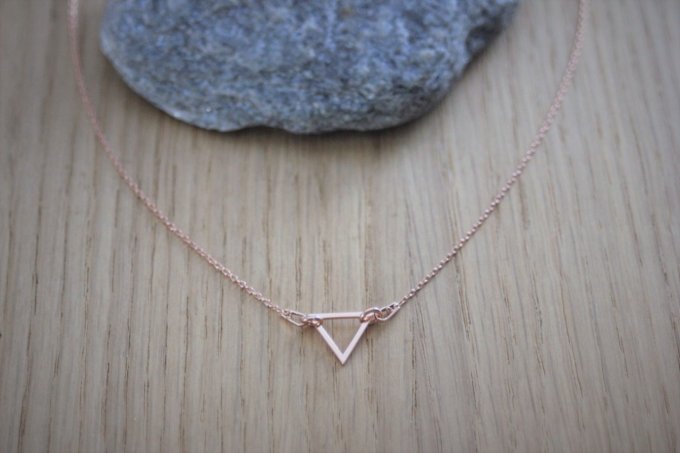 Collier or rose pendentif triangle ajouré