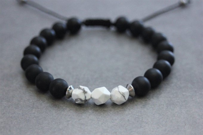 Bracelet en perles onyx mat, howlite blanche et acier inoxydable