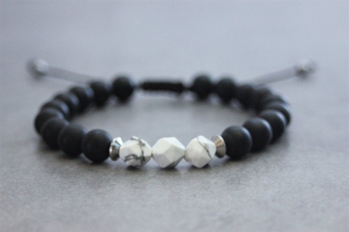 Bracelet en perles onyx mat, howlite blanche et acier inoxydable