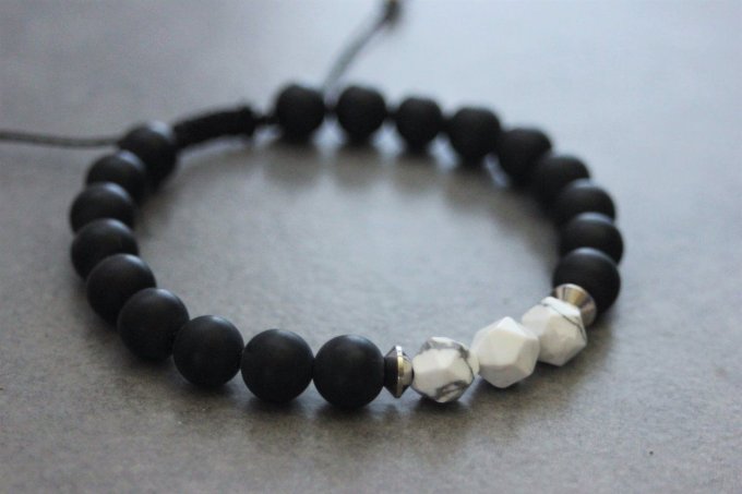 Bracelet en perles onyx mat, howlite blanche et acier inoxydable