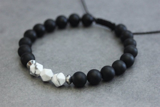 Bracelet en perles onyx mat, howlite blanche et acier inoxydable