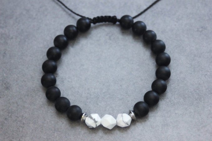Bracelet en perles onyx mat, howlite blanche et acier inoxydable