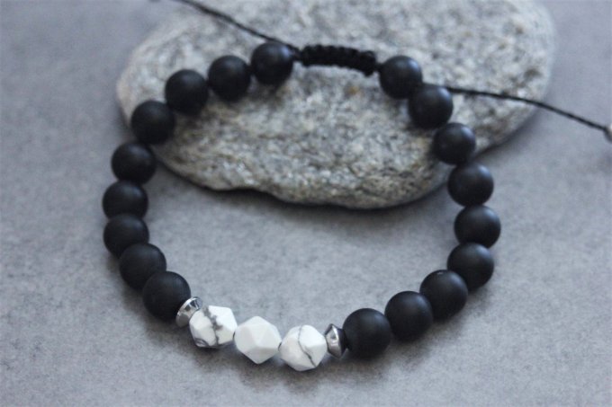 Bracelet en perles onyx mat, howlite blanche et acier inoxydable