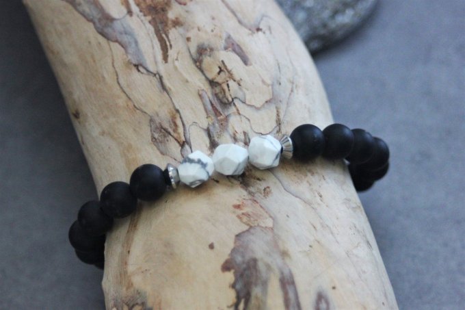 Bracelet en perles onyx mat, howlite blanche et acier inoxydable