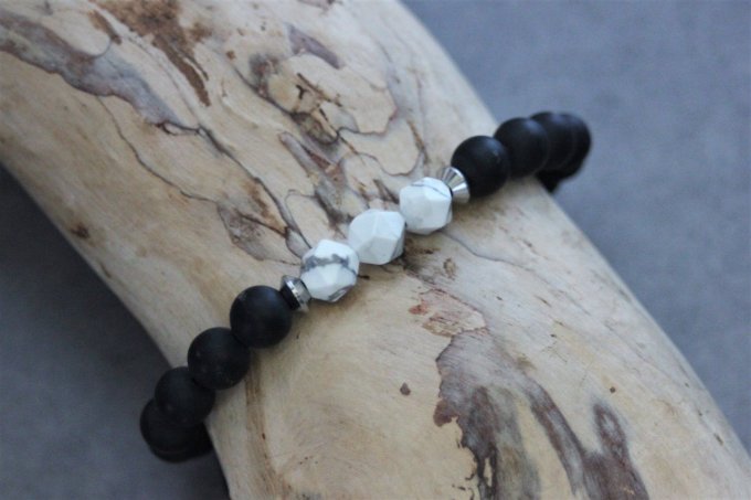 Bracelet en perles onyx mat, howlite blanche et acier inoxydable