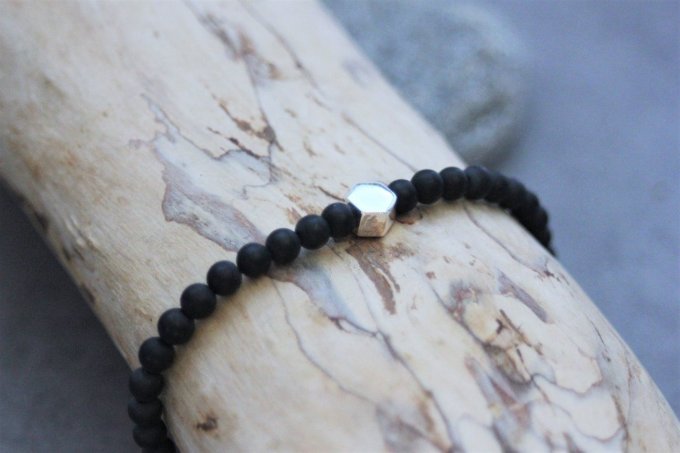Bracelet perles onyx mat et perle hexagone en argent massif