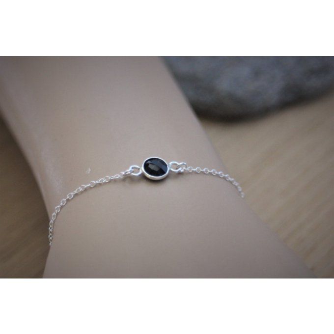 Bracelet argent massif avec pierre ronde en spinelle noire sertie